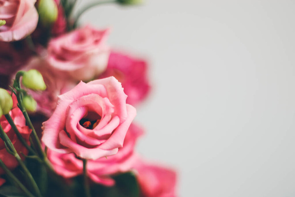 花瓶の中の美しい花の花束 - 写真・画像