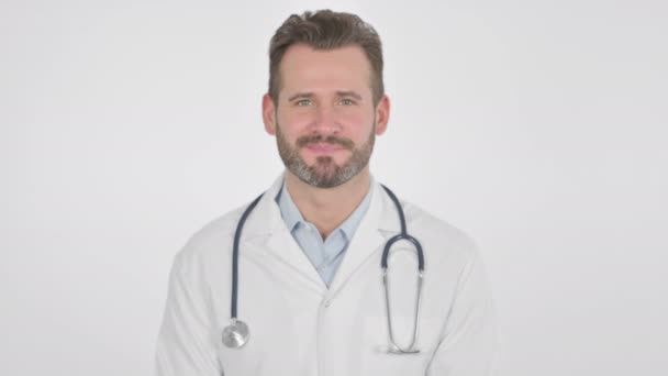 Retrato del médico de mediana edad sonriendo a la cámara - Imágenes, Vídeo