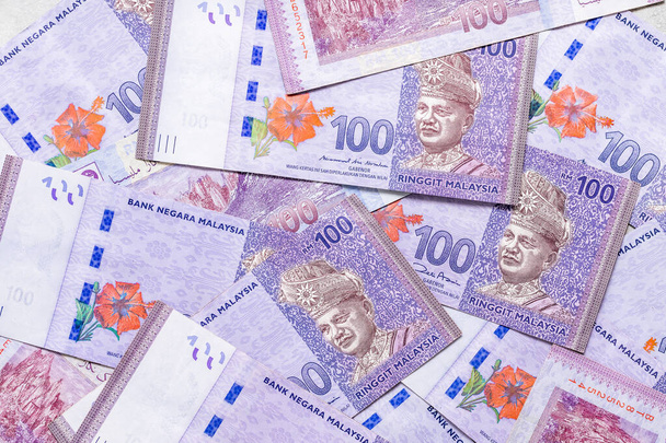 banconote sparse in denaro malese di cento ringgit, Contesto economico aziendale  - Foto, immagini