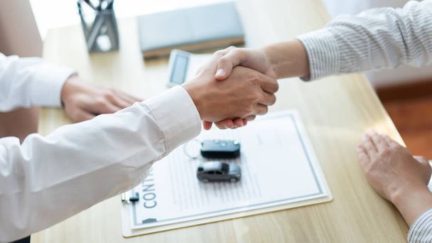 Concetto di assicurazione l'auto broker stringere la mano con il suo cliente dopo aver finito di trattare il contratto. - Foto, immagini
