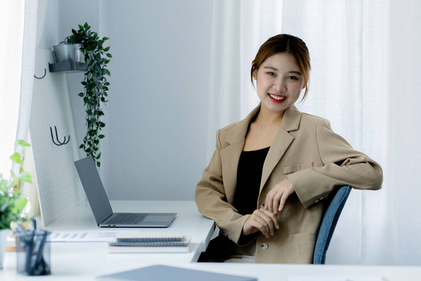 Asian women working in the office, young Asian business women as business executives, founding and running start-up executives, young female business leaders. Startup business concept. - Foto, imagen
