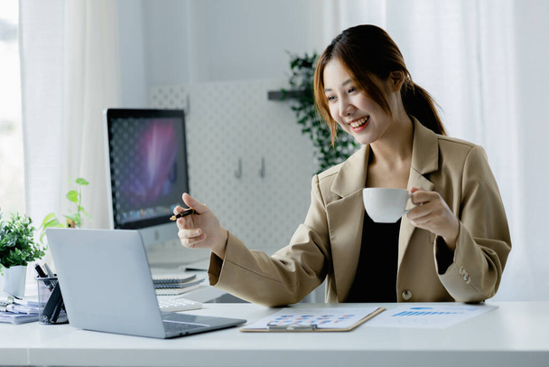 Asian women working in the office, young Asian business women as business executives, founding and running start-up executives, young female business leaders. Startup business concept. - Фото, изображение