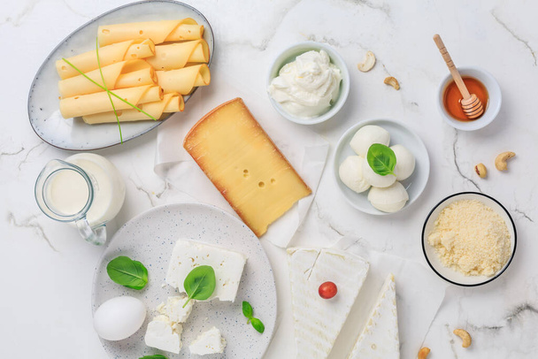 Productos lácteos frescos, leche, requesón, huevos, yogur, crema agria, mozzarella, queso feta, parmesano - Foto, Imagen