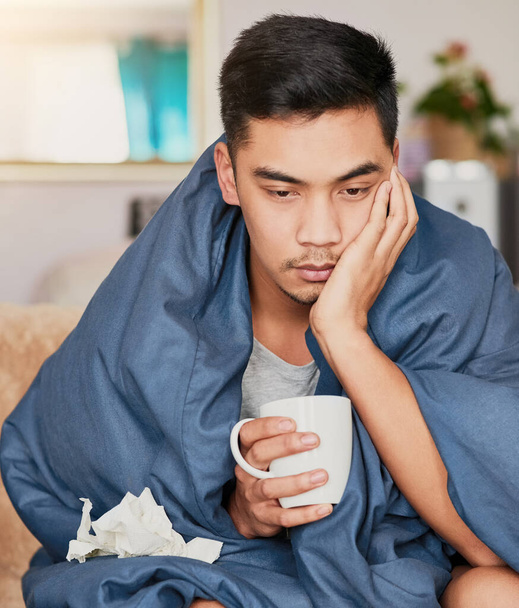 Die Grippe macht keinen Spaß. Aufnahme eines jungen Mannes mit Erkältung, der sich zu Hause erholt. - Foto, Bild