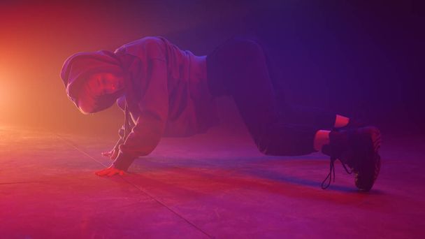 sexy dançarina mulher twerking no palco chão closeup Loira em movimento corpo sedutor. - Foto, Imagem