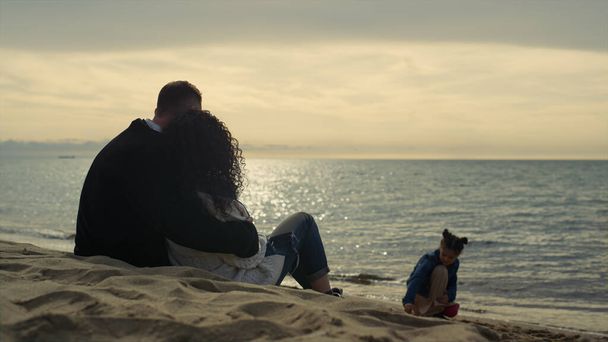 Famille reposant ensemble plage. Belles personnes profitant de vacances relaxantes en mer. - Photo, image