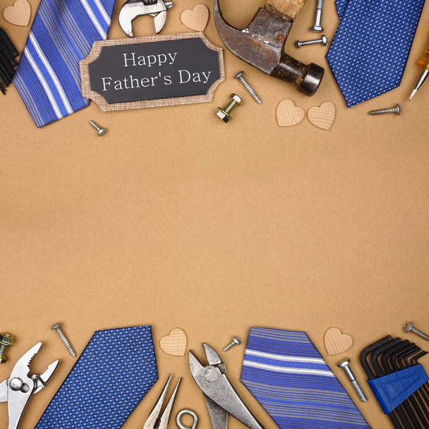 Happy Fathers Day tag prezent z podwójną granicą krawatów i narzędzi na kwadratowym brązowym tle papieru. Powyżej widoku z przestrzenią kopiowania. - Zdjęcie, obraz