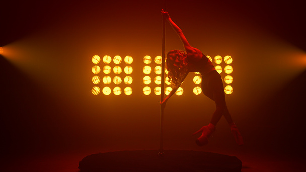 Πολωνή χορεύτρια κάνει ωραίο κόλπο στον πυλώνα. Γυναίκα κινείται το σώμα σεξουαλικά. - Φωτογραφία, εικόνα