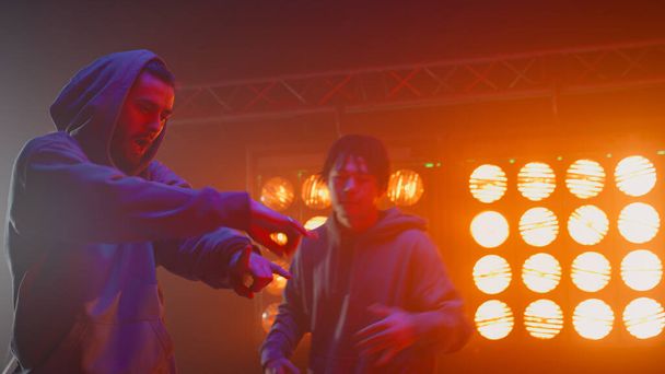 Erkekler hiphop dansçıları gece kulübünde gösteri yapıyorlar. Grup B-Boys hareketli ritmik. - Fotoğraf, Görsel