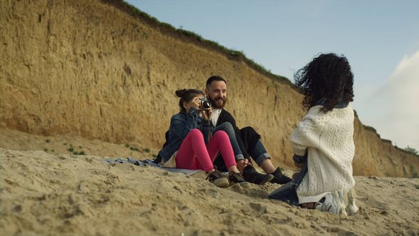 Sakin bir aile deniz sahilinde birlikte vakit geçirir. Dışarıda fotoğraf çeken mutlu insanlar. - Fotoğraf, Görsel