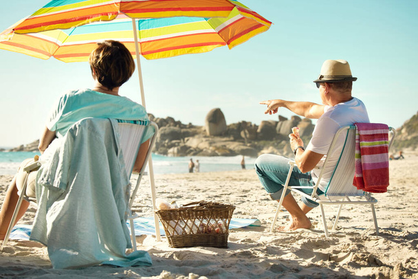O que está na agenda hoje Relaxamento puro. Tiro de um casal sentado em suas cadeiras enquanto desfruta de um dia na praia. - Foto, Imagem