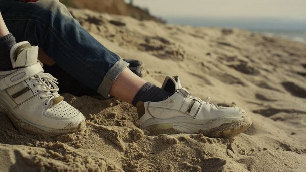 Pari jalkaa leikkimässä hiekkaa merellä. Ihmiset kengät liikkuvat romanttinen luonto päivämäärä. - Valokuva, kuva