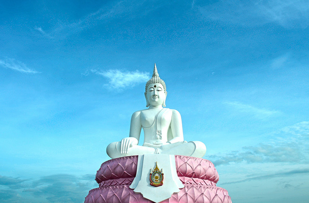 weiß sitzender Buddha Bild der Unterwerfung der Mara-Attitüde mit blauem Sk - Foto, Bild