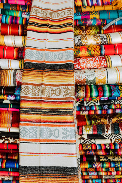 Кольорові андські тканини на місцевому сувенірному ринку в Отавало, Еквадор. Південна Америка. - Фото, зображення