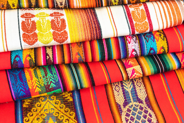Tejidos andinos coloridos en el mercado local de souvenirs en Otavalo, Ecuador. América del Sur. - Foto, Imagen