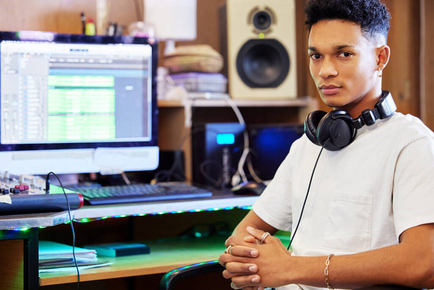 Producir música es lo que hago. Retrato recortado de un apuesto joven productor musical que trabaja en su oficina en casa. - Foto, Imagen