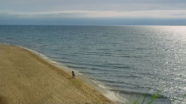 Las tranquilas olas oceánicas se estrellan en el paisaje natural. Pareja corriendo mar playa fondo. - Foto, Imagen