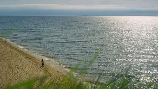 Rauhallinen meri aallot kaatuu hiekkaranta luonnon maiseman taustalla. Tyyneyden käsite - Valokuva, kuva