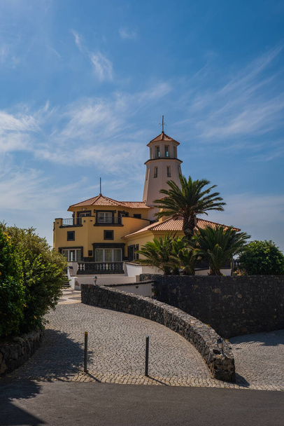 Madeira, Portugal - October 2021: Tiny resort Quinta Do Lorde on Ponta de Sao Lourenco peninsula. Harbor view with a lighthouse of a small cosy town. Pubs and restaurants on seaside promenade. - Foto, Bild