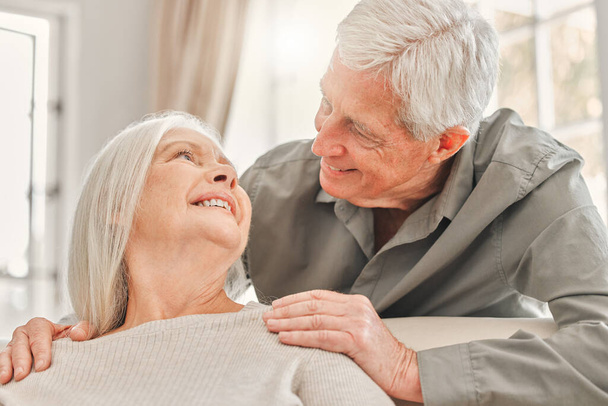 Le véritable amour continue d'essayer. Tourné d'un couple de personnes âgées se relaxant à la maison. - Photo, image