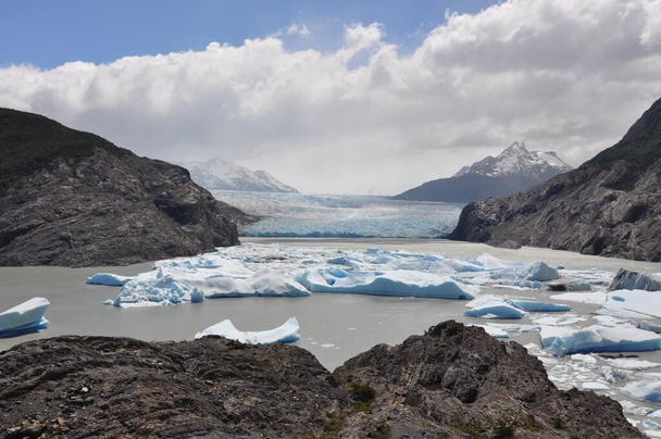 Torres del Paine Nationalpark ist ein Nationalpark, der Berge, Gletscher, Seen und Flüsse im südchilenischen Patagonien umfasst. - Foto, Bild