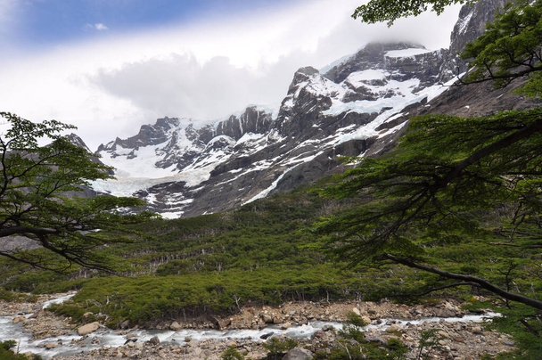 Національний парк Торрес-дель-Пейн - національний парк, що охоплює гори, льодовики, озера та річки в південній чилійській Патагонії.. - Фото, зображення