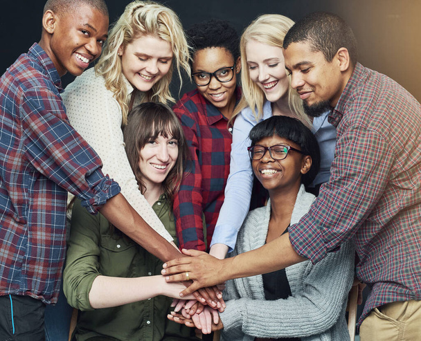Es gibt positive Partnerschaften. Aufnahme einer Gruppe von Menschen, die ihre Hände zusammenlegen. - Foto, Bild