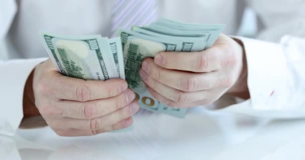 Zakenman beschouwt Amerikaanse cash dollars geld - Video