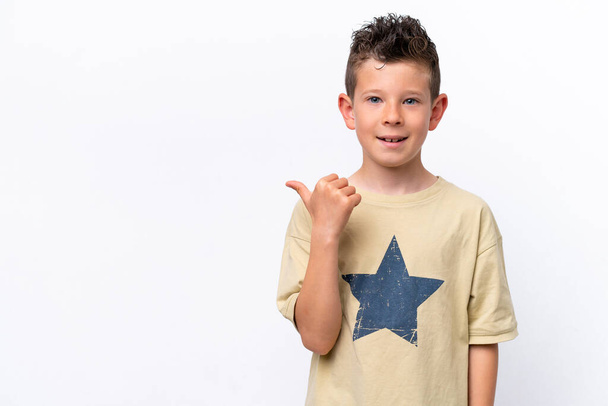 Little caucasian boy isolated on white background pointing to the side to present a product - Foto, afbeelding