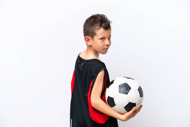 白い背景にサッカーボールで隔離された小さな白人少年 - 写真・画像