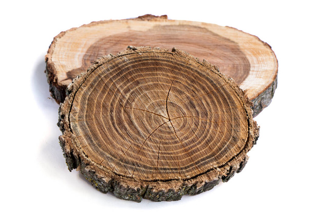 Vieille surface coupée en chêne en bois. Brun foncé chaud détaillé  - Photo, image