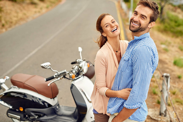 道路ではとても楽しい時間を過ごしていた。バイクに乗るために冒険的なカップルのショット. - 写真・画像