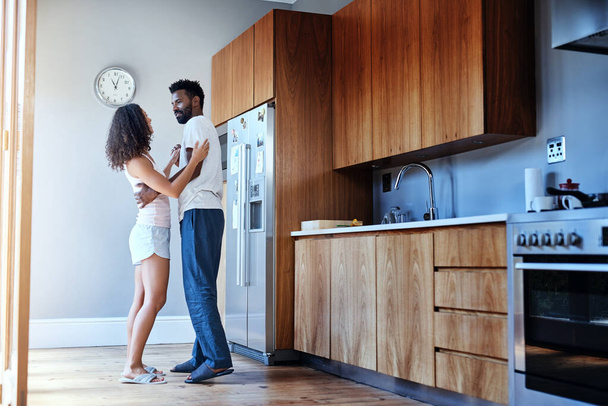 Потанцуй со мной. Полнометражный снимок любящей молодой пары, танцующей дома на кухне. - Фото, изображение