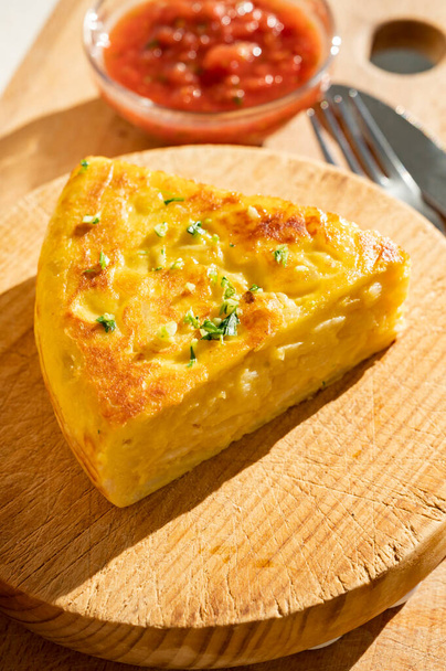 Comida vegetariana espanhola, porção de omelete de batata caseira saborosa tortilla de patatas com cebola servida ao ar livre sob luzes solares da manhã - Foto, Imagem