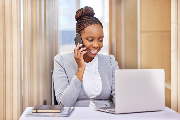 Laat me die e-mail te openen.... Gesneden beeld van een aantrekkelijke jonge zakenvrouw het maken van een telefoongesprek tijdens het werken op haar laptop in het kantoor. - Foto, afbeelding