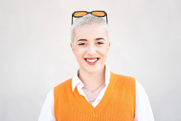 Portrait of young woman looking at camera. Close up face of cheerful girl smiling outdoor. Confident beautiful happy empowered entrepreneur shaved hair lady - Foto, immagini