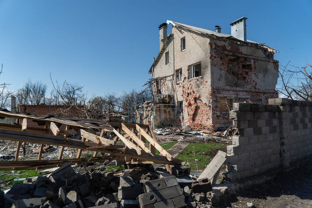 Chernihiv, Ukraine - 27.04.2022: Russian occupants destroyed private houses in the city of Chernihiv - Foto, Imagem