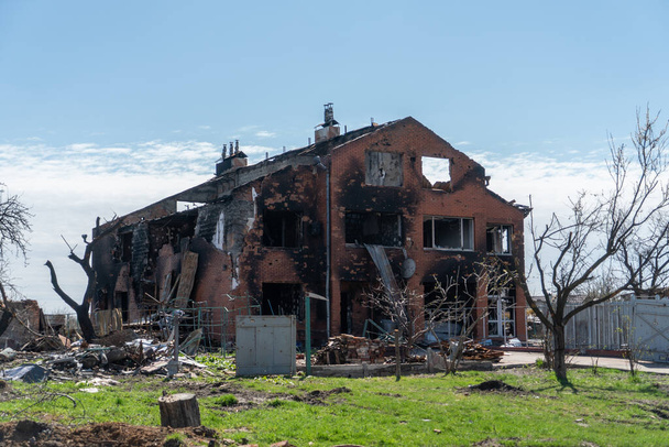 Chernihiv, Ukrajina - 27.04.2022: Ruští obyvatelé zničili soukromé domy ve městě Černihiv - Fotografie, Obrázek
