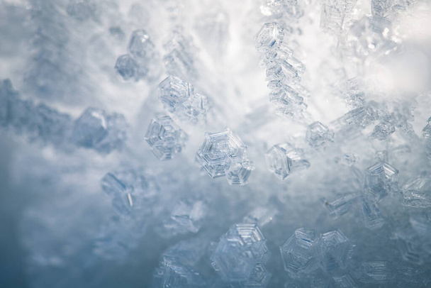 makro fénykép jégkristályokról természetes fény alatt - Fotó, kép