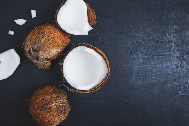 кокосовый разрез пополам на черном фоне
 - Фото, изображение