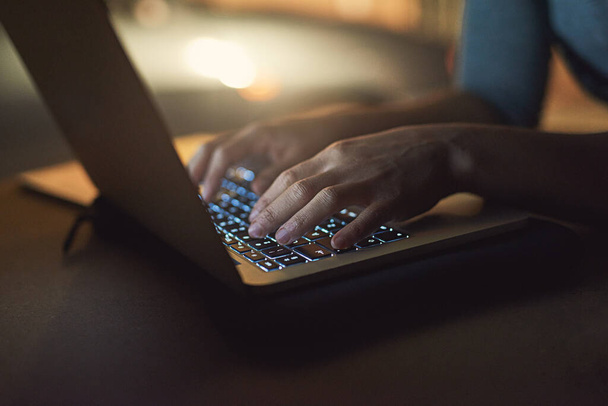 De hele nacht doorwerken. close-up shot van een vrouw werken laat op een laptop. - Foto, afbeelding