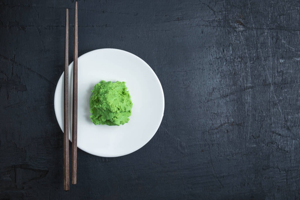 Wasabi voedsel van Japan op zwarte achtergrond - Foto, afbeelding