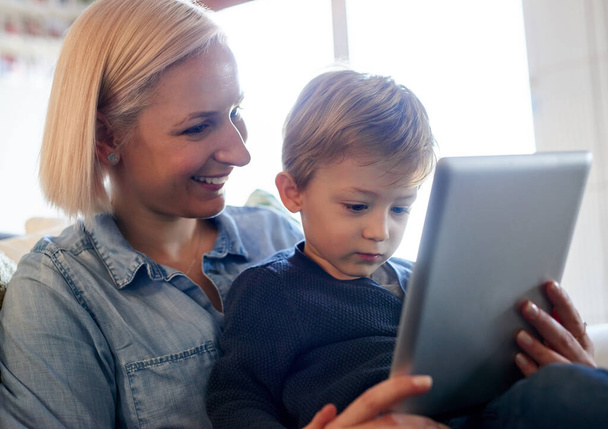 Kindheit im digitalen Zeitalter. Schnappschuss einer Mutter und ihres Sohnes mit einem digitalen Tablet zu Hause. - Foto, Bild