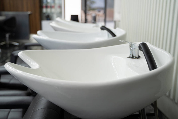 Lavado de cabello fregadero en el salón de belleza - Foto, Imagen
