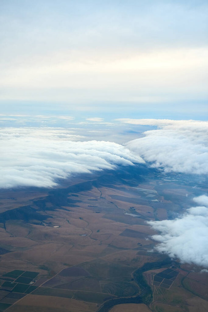 A fellegekben jár az eszed. Lövés egy felhős kilátás a repülőgép ablakából. - Fotó, kép