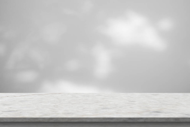 Tavolo in marmo con ombreggiatura albero su sfondo bianco per esposizione mockup prodotto - Foto, immagini