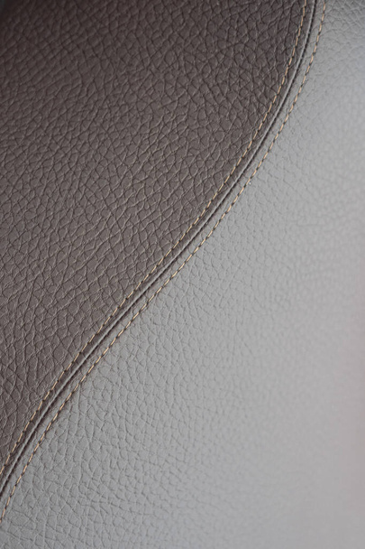 Detalhe da textura de couro marrom com uma costura em forma de S - Foto, Imagem