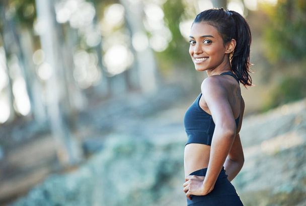 Torne seu corpo a roupa mais sexy que você possui. Retrato de uma jovem esportiva que se exercita ao ar livre. - Foto, Imagem