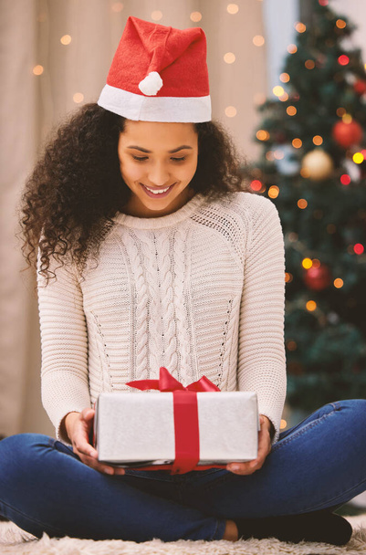 Noel hediyesinin kalbini mutlulukla doldurmasına izin ver. Mutlu genç bir kadının Noel 'de evde hediyeleri açması.. - Fotoğraf, Görsel