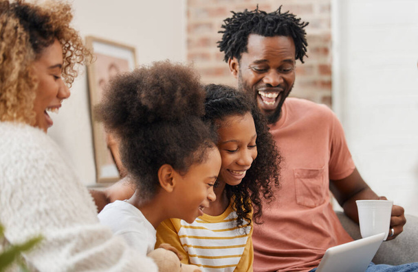 Gülmek bizi bir araya getirir. Genç bir ailenin birlikte vakit geçirip evde dijital tablet kullanması.. - Fotoğraf, Görsel